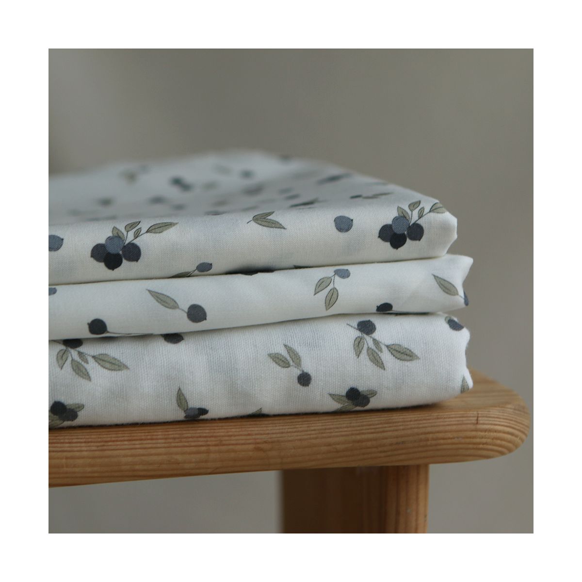 Hind - Double gaze de coton BIO fond blanc imprimé exclusif vert et bleu Hind - Double gaze de coton BIO fond blanc imprimé exclusif vert et bleu