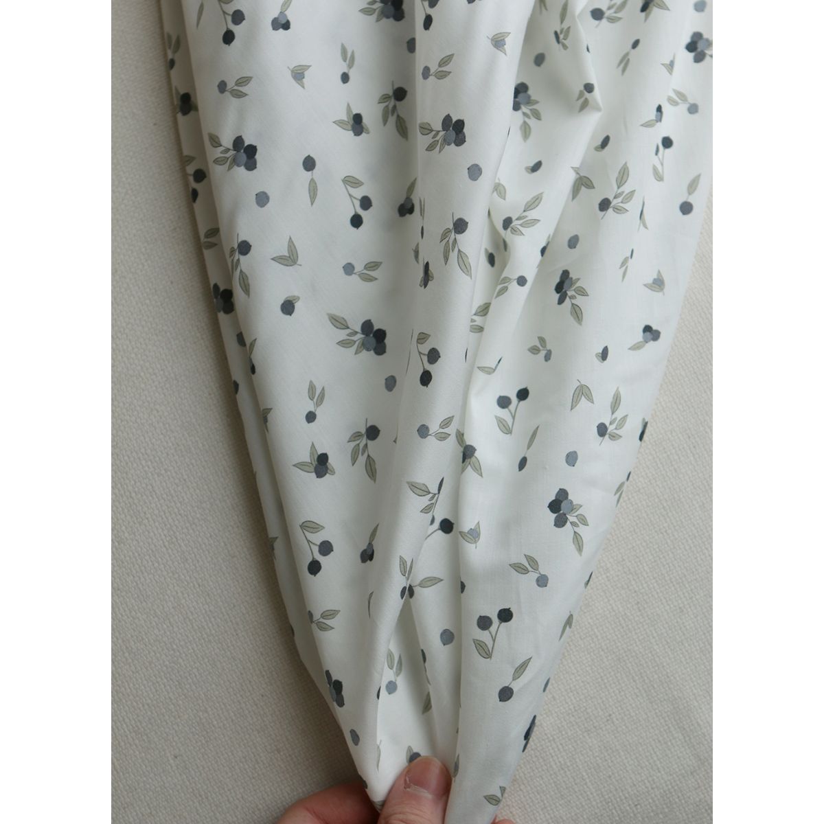 Hind - Batiste de coton douce à imprimé exclusif vert et bleu Hind - Batiste de coton douce à imprimé exclusif vert et bleu