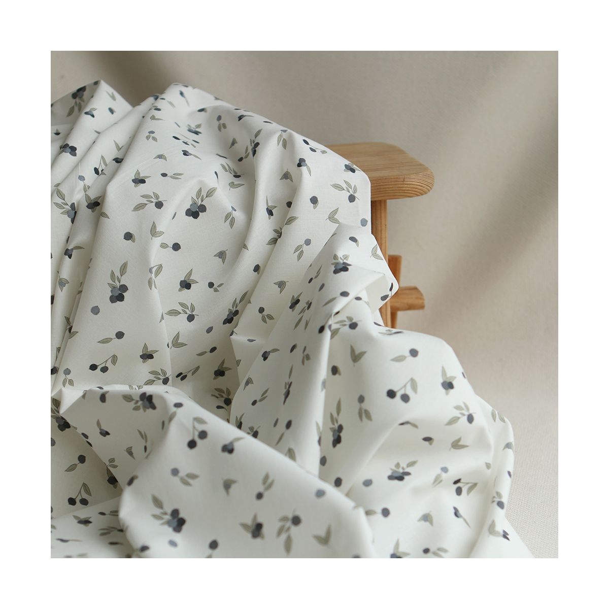 Hind - Popeline douce coton BIO organique fond blanc imprimé exclusif vert et bleu Hind - Popeline douce coton BIO organique fond blanc imprimé exclusif vert et bleu