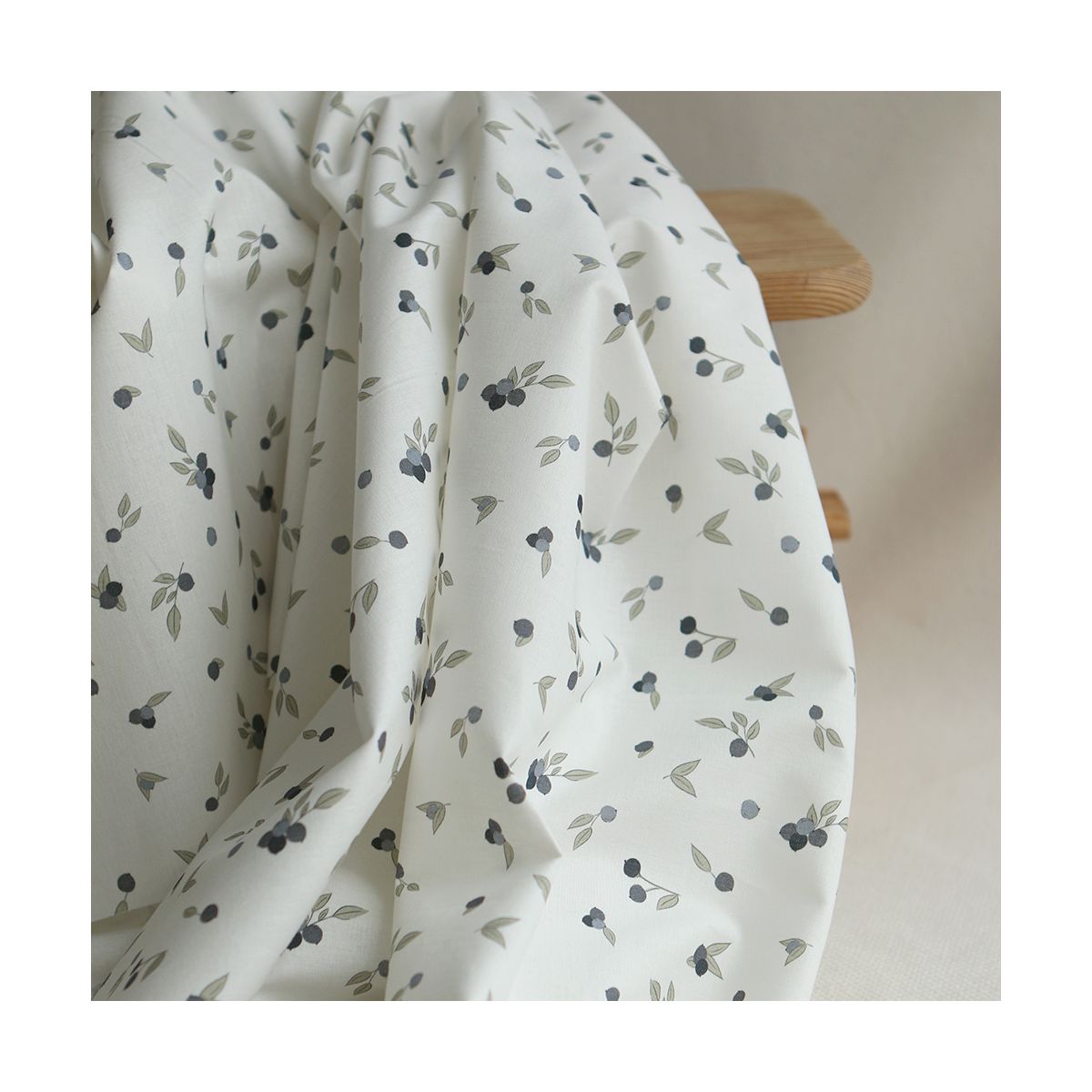 Hind - Popeline douce coton BIO organique fond blanc imprimé exclusif vert et bleu Hind - Popeline douce coton BIO organique fond blanc imprimé exclusif vert et bleu