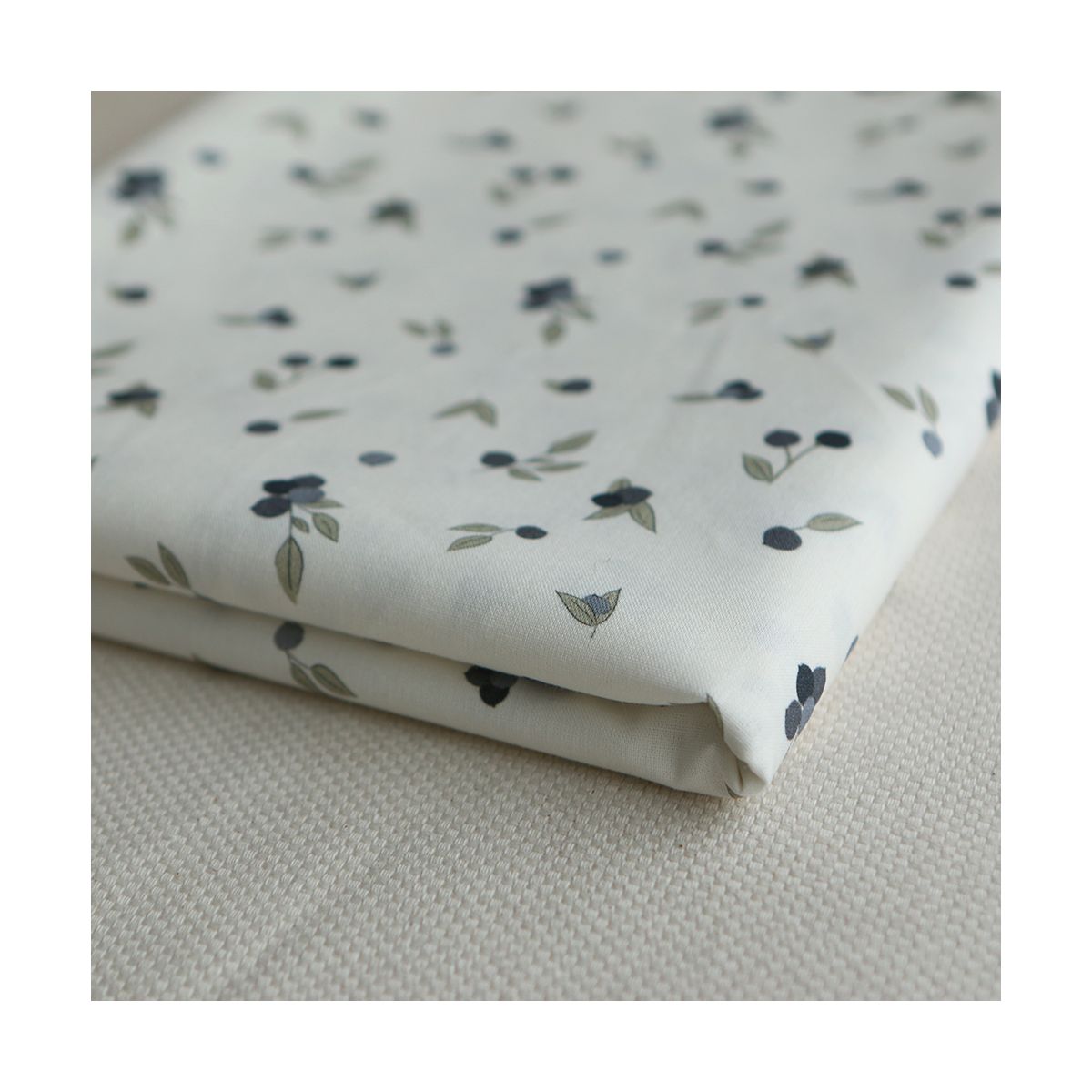 Hind - Popeline douce coton BIO organique fond blanc imprimé exclusif vert et bleu Hind - Popeline douce coton BIO organique fond blanc imprimé exclusif vert et bleu