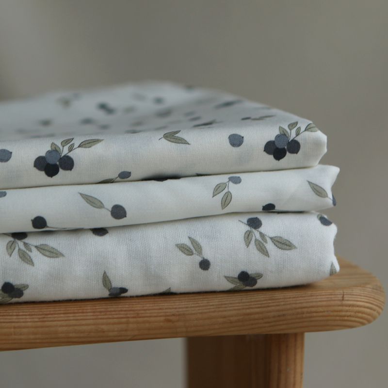 Hind - Popeline douce coton BIO organique fond blanc imprimé exclusif vert et bleu