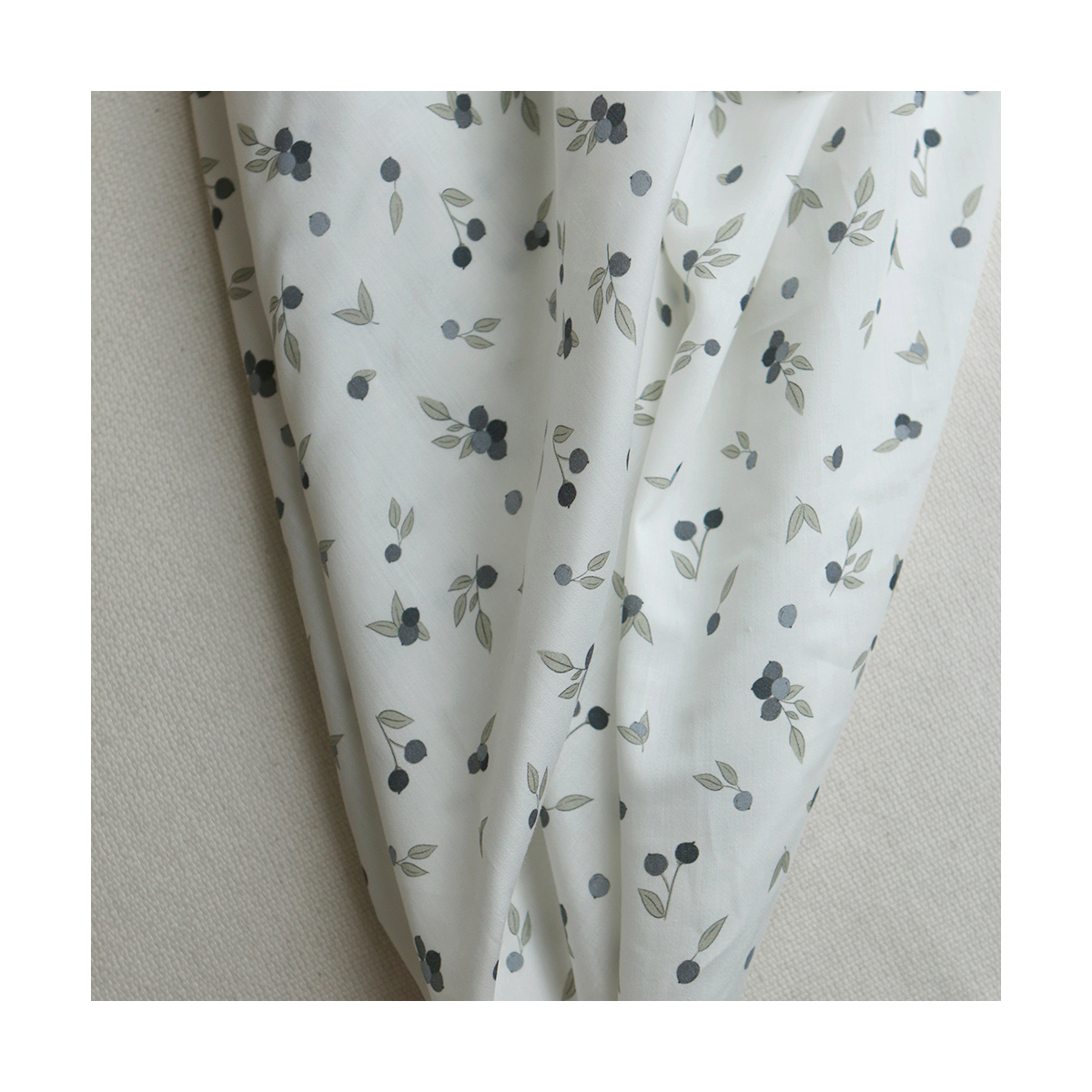 Hind - Batiste de coton douce à imprimé exclusif vert et bleu Hind - Batiste de coton douce à imprimé exclusif vert et bleu