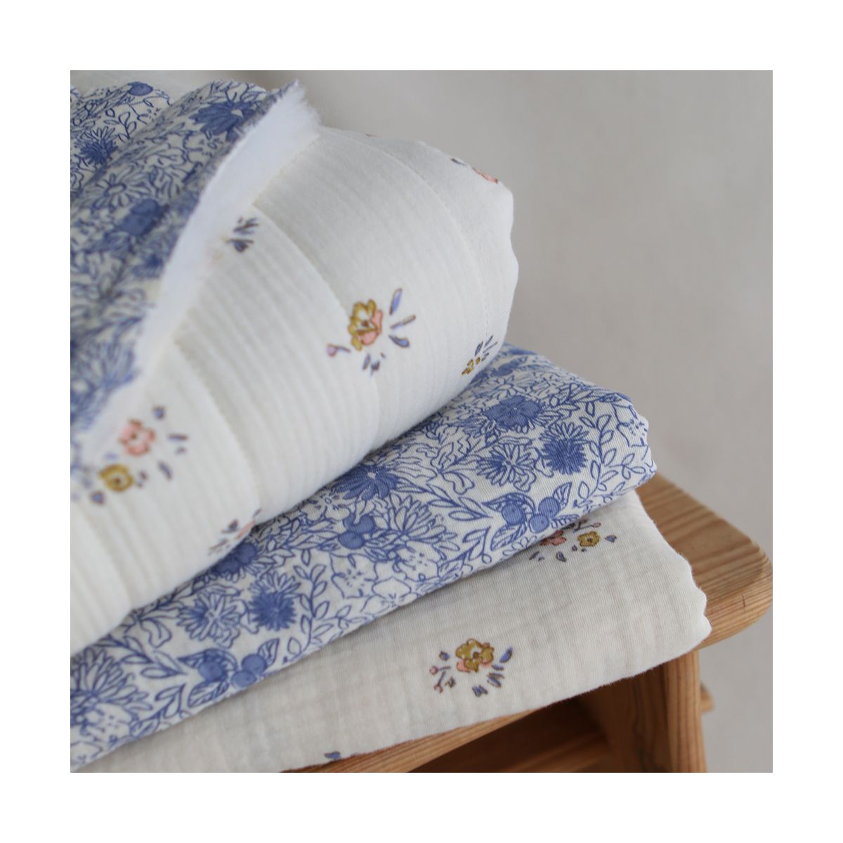 Zomea - Double gaze de coton fond écru motif bleu Zomea - Double gaze de coton fond écru motif bleu