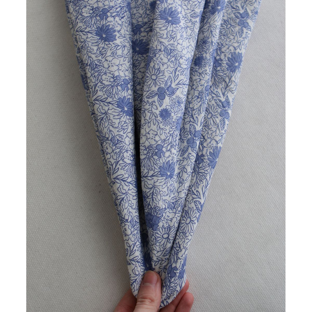 Zomea - Double gaze de coton fond écru motif bleu Zomea - Double gaze de coton fond écru motif bleu