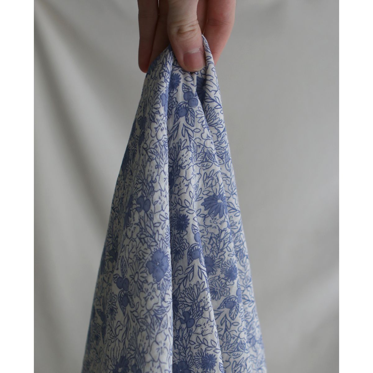 Zomea - Double gaze de coton fond écru motif bleu Zomea - Double gaze de coton fond écru motif bleu