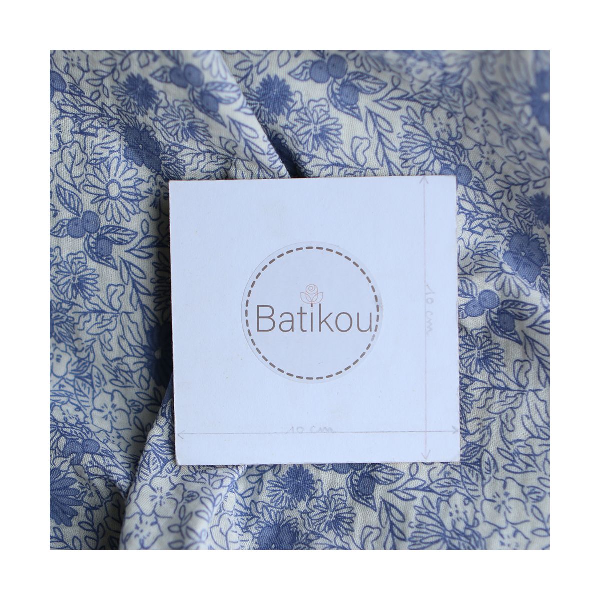 Zomea - Double gaze de coton fond écru motif bleu Zomea - Double gaze de coton fond écru motif bleu