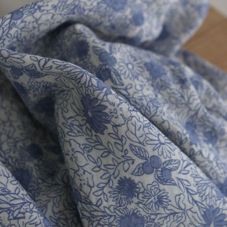 Zomea - Double gaze de coton fond écru motif bleu Zomea - Double gaze de coton fond écru motif bleu