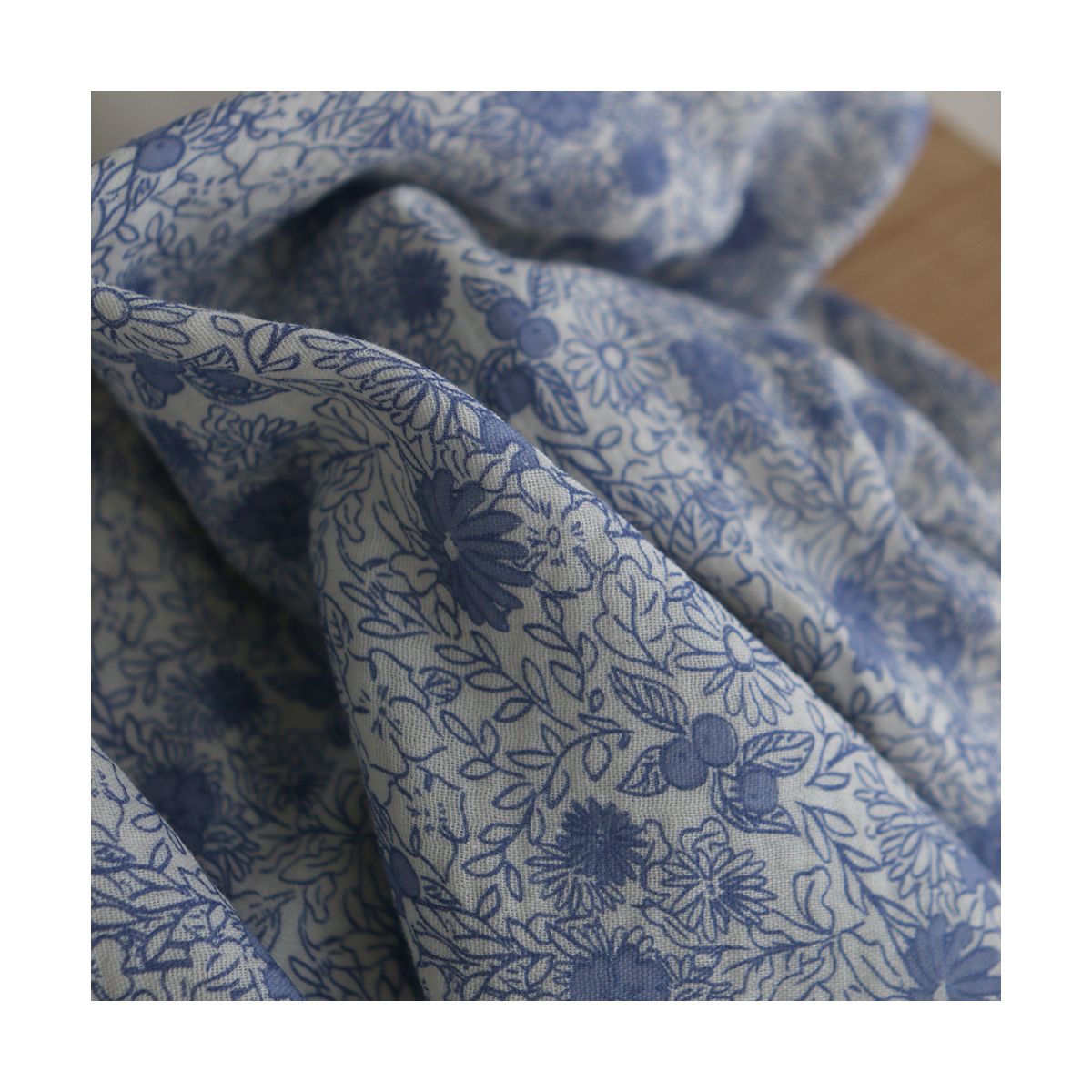 Zomea - Double gaze de coton fond écru motif bleu Zomea - Double gaze de coton fond écru motif bleu