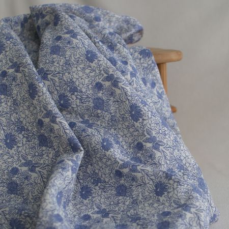 Zomea - Double gaze de coton fond écru motif bleu Zomea - Double gaze de coton fond écru motif bleu