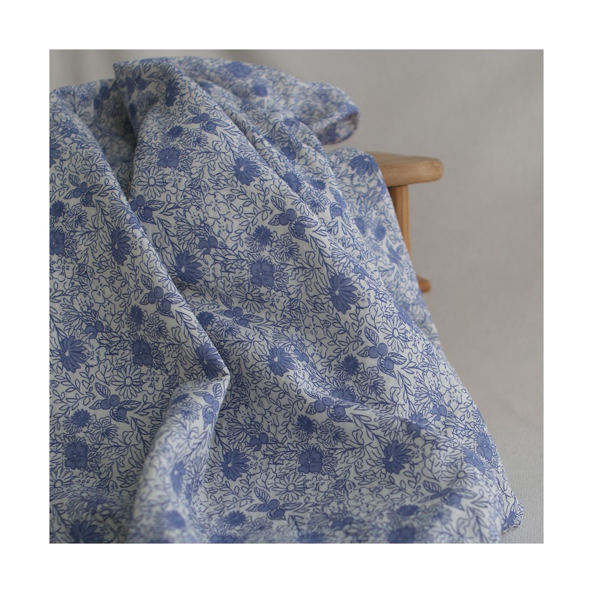 Zomea - Double gaze de coton fond écru motif bleu Zomea - Double gaze de coton fond écru motif bleu