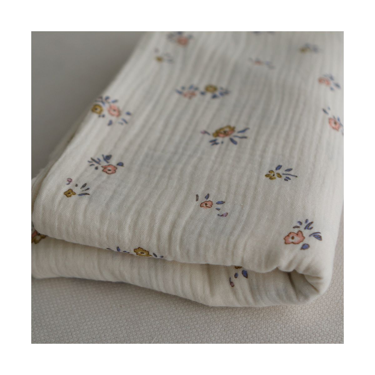 Neha - Double gaze de coton fond écru motif fleuri bleu