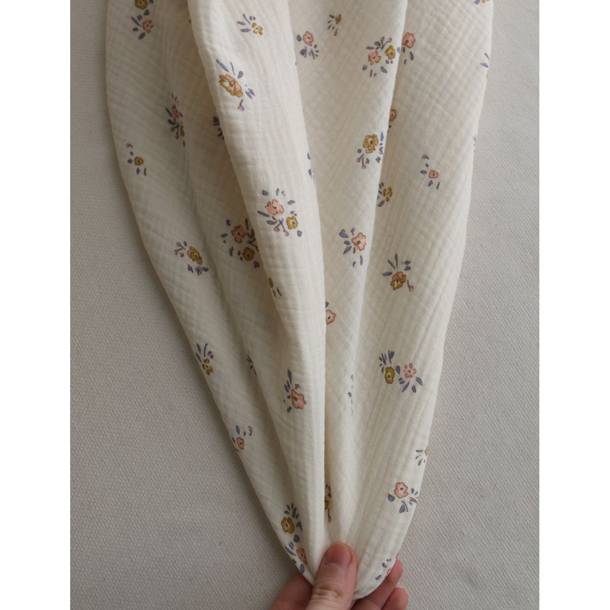 Neha - Double gaze de coton fond écru motif fleuri bleu