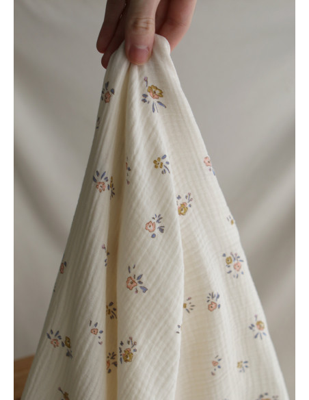 Neha - Double gaze de coton fond écru motif fleuri bleu