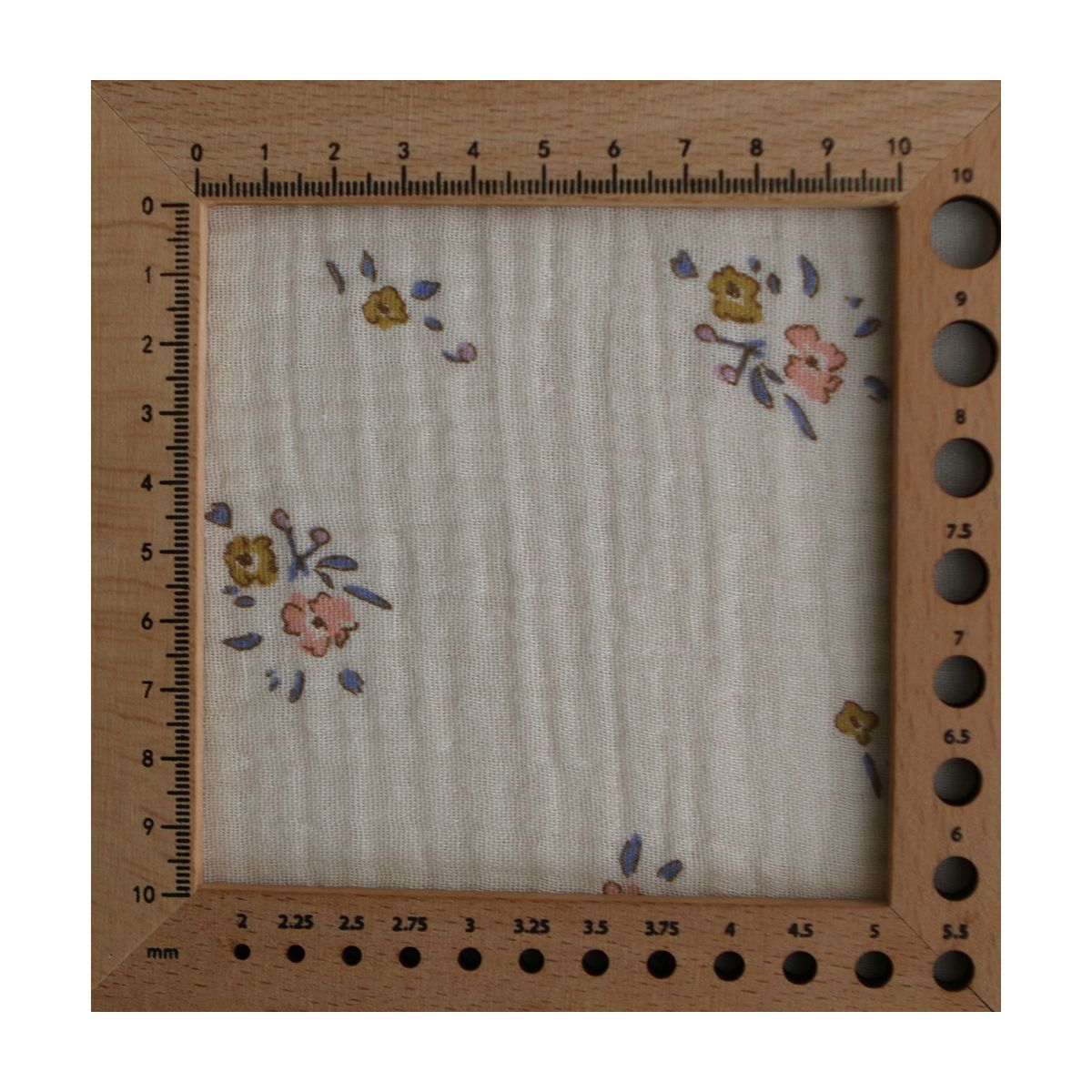 Neha - Double gaze de coton fond écru motif fleuri bleu