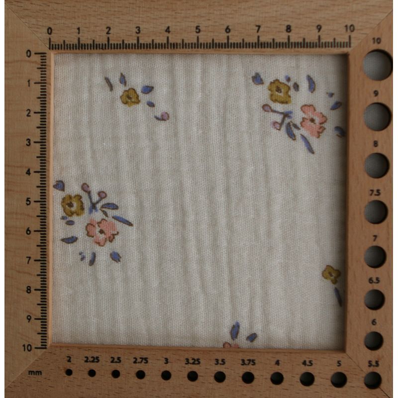 Neha - Double gaze de coton fond écru motif fleuri bleu