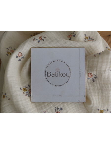 Neha - Double gaze de coton fond écru motif fleuri bleu