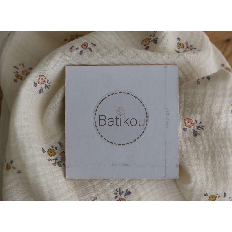 Neha - Double gaze de coton fond écru motif fleuri bleu