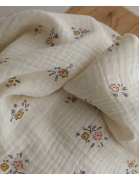 Neha - Double gaze de coton fond écru motif fleuri bleu