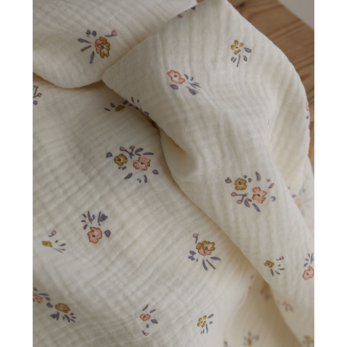 Neha - Double gaze de coton fond écru motif fleuri bleu