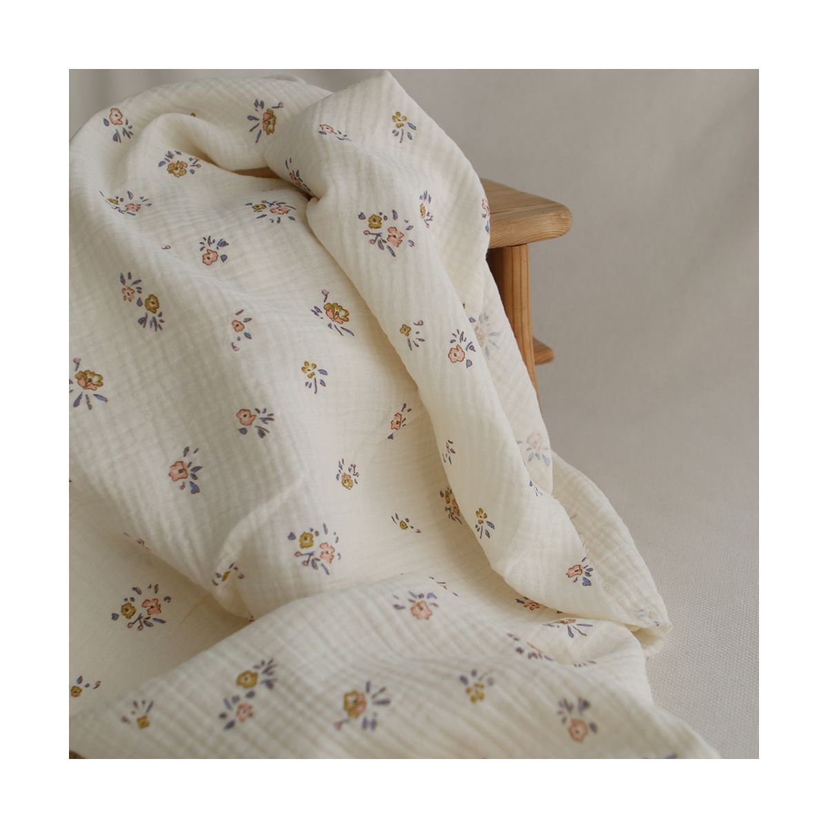 Neha - Double gaze de coton fond écru motif fleuri bleu