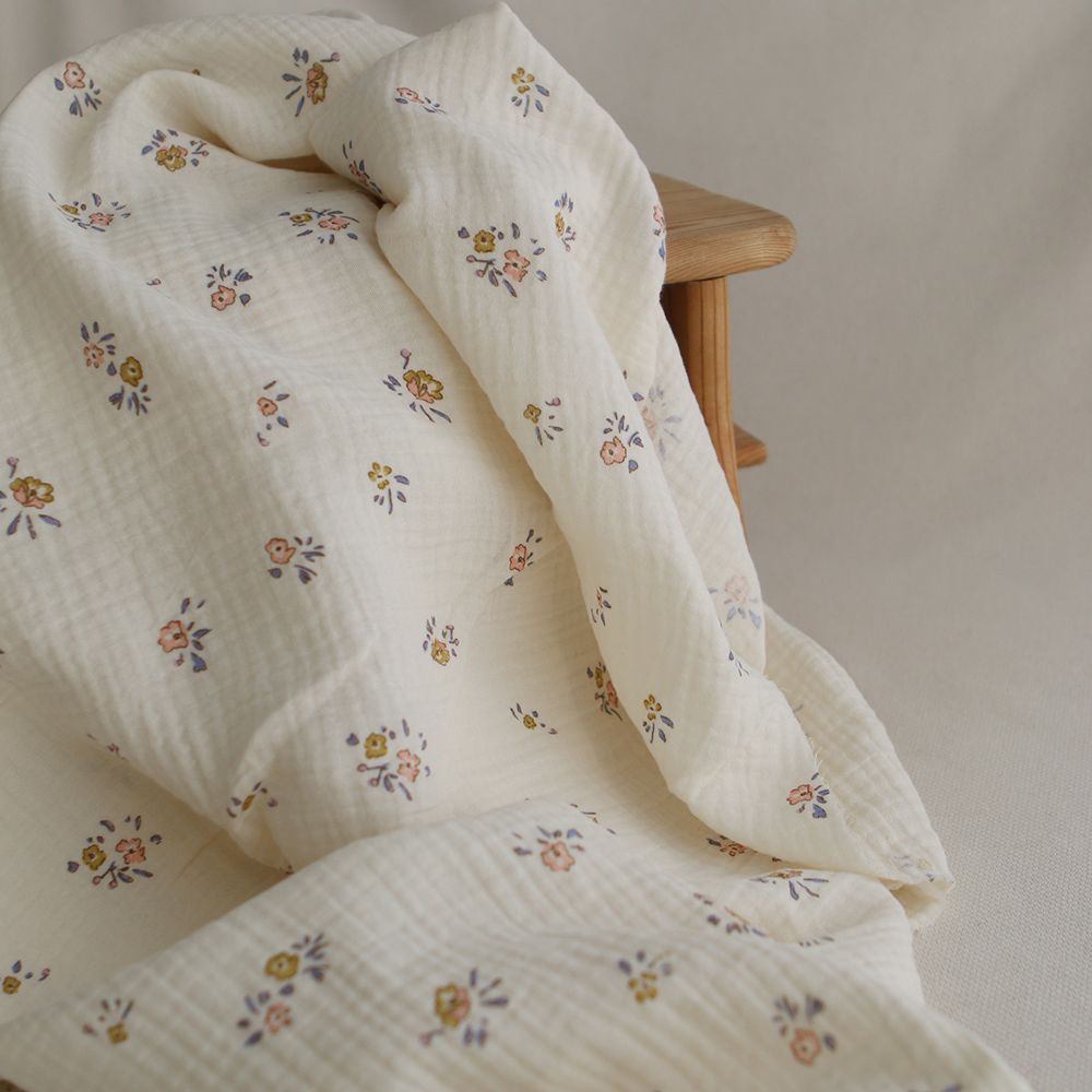 Neha - Double gaze de coton fond écru motif fleuri bleu