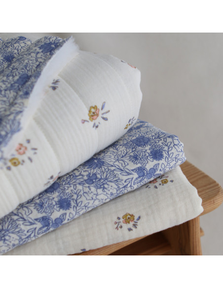 Neha - Double gaze de coton fond écru motif fleuri bleu
