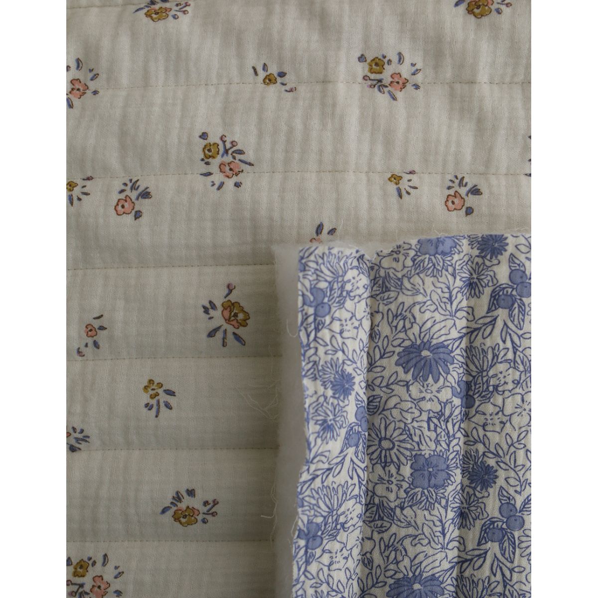 Zomea / Neha - Matelassé double gaze de coton fond écru motif bleu