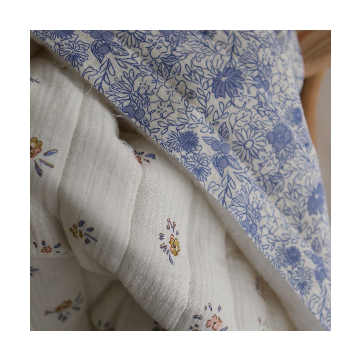 Zomea / Neha - Matelassé double gaze de coton fond écru motif bleu