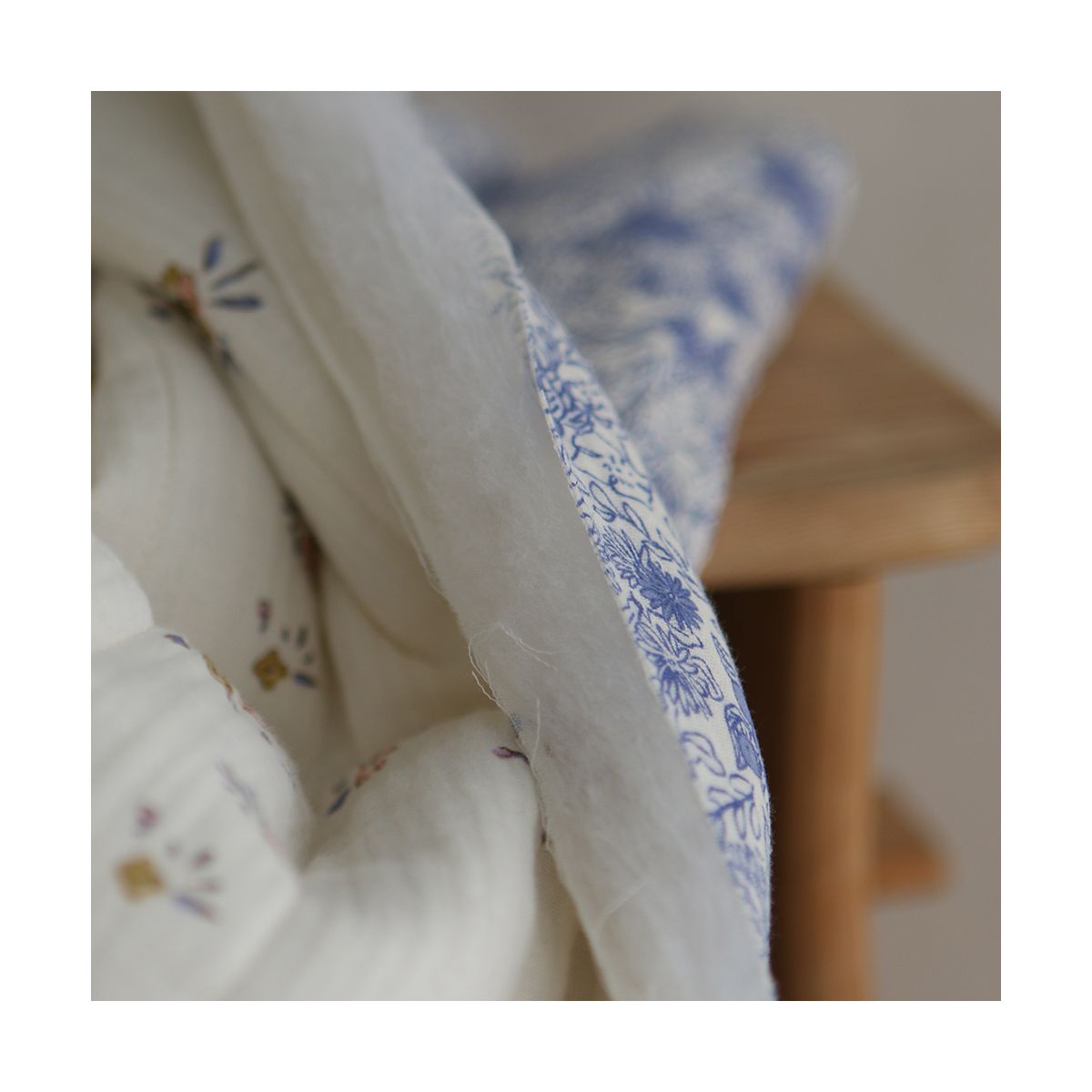 Zomea / Neha - Matelassé double gaze de coton fond écru motif bleu