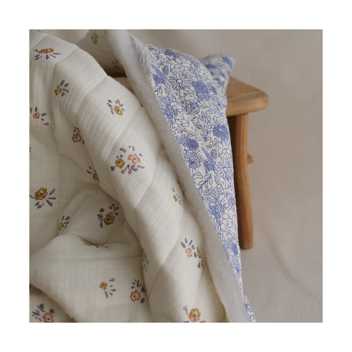 Zomea / Neha - Matelassé double gaze de coton fond écru motif bleu