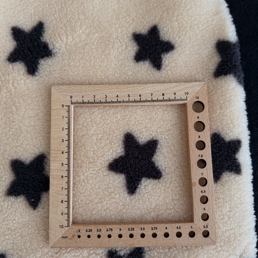 Teddy / moumoute bouclé / sherpa fond crème motif étoiles