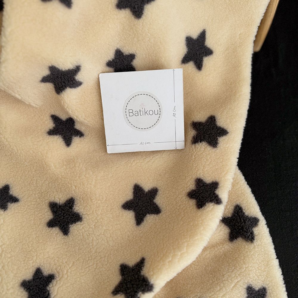 Teddy / moumoute bouclé / sherpa fond crème motif étoiles