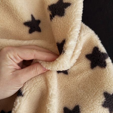 Teddy / moumoute bouclé / sherpa fond crème motif étoiles Teddy / moumoute bouclé / sherpa fond crème motif étoiles