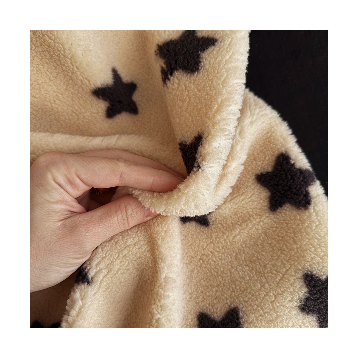 Teddy / moumoute bouclé / sherpa fond crème motif étoiles Teddy / moumoute bouclé / sherpa fond crème motif étoiles