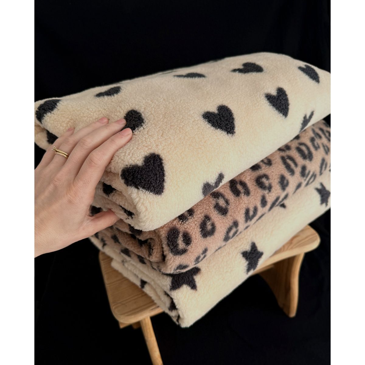 Teddy / moumoute bouclé / sherpa fond crème motif étoiles Teddy / moumoute bouclé / sherpa fond crème motif étoiles