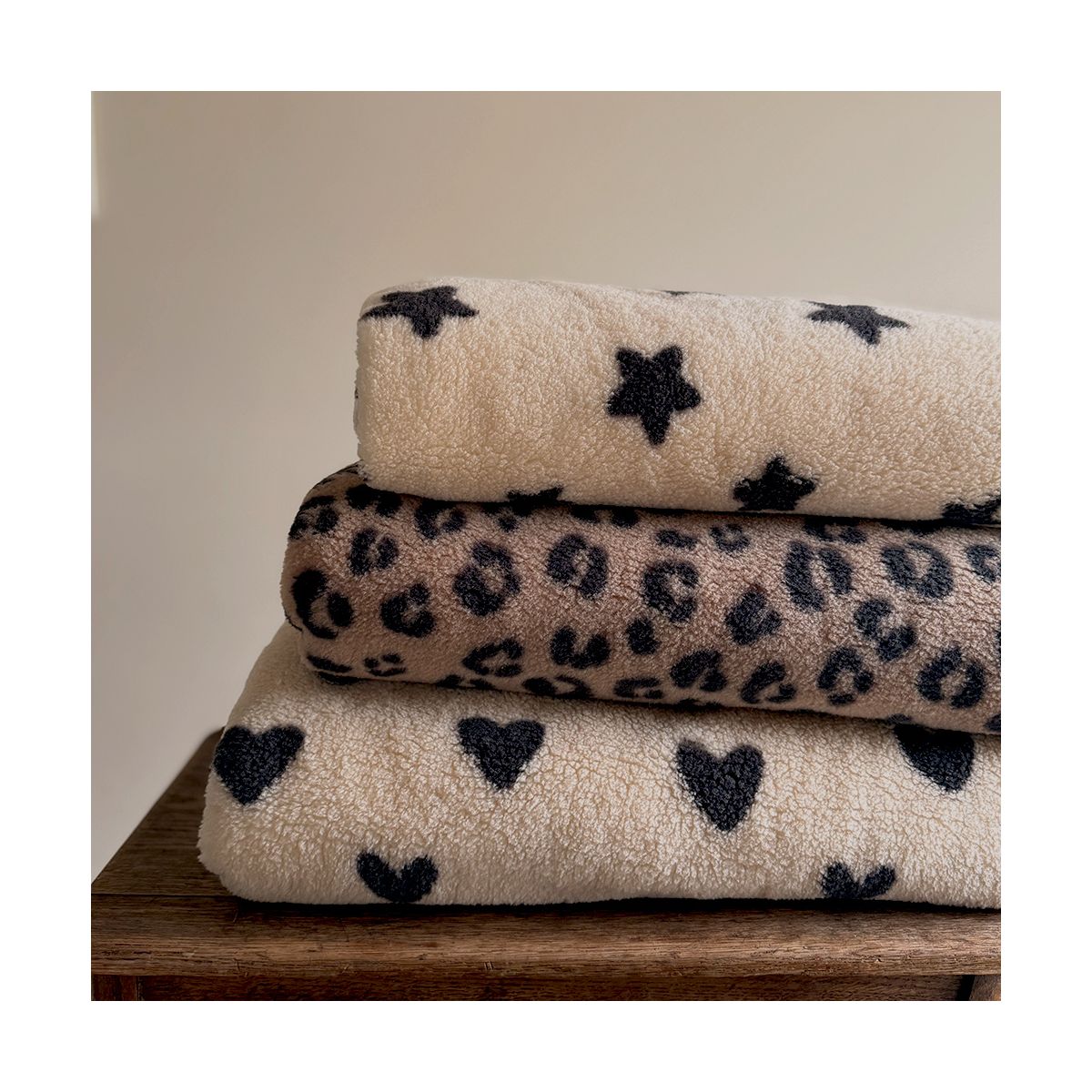 Teddy / moumoute bouclé / sherpa fond crème motif étoiles Teddy / moumoute bouclé / sherpa fond crème motif étoiles