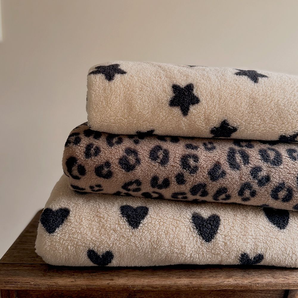 Teddy / moumoute bouclé / sherpa fond crème motif étoiles