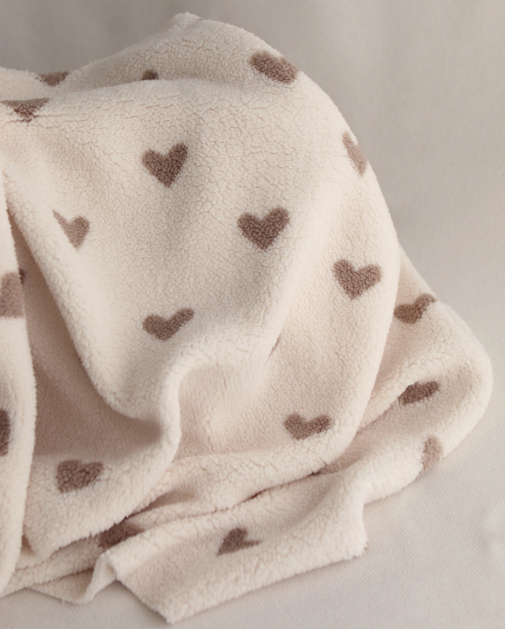 Teddy / moumoute bouclé fond lait motif coeurs