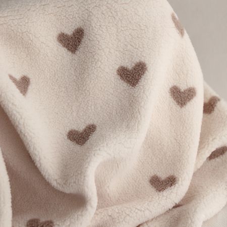 Teddy / moumoute bouclé fond lait motif coeurs Teddy / moumoute bouclé fond lait motif coeurs