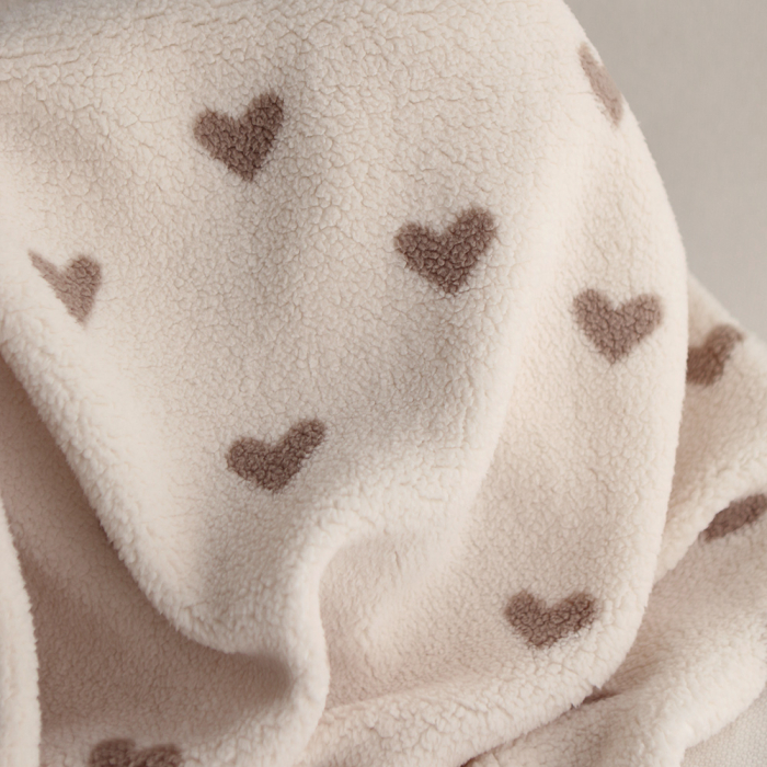 Teddy / moumoute bouclé fond lait motif coeurs