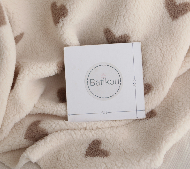 Teddy / moumoute bouclé fond lait motif coeurs