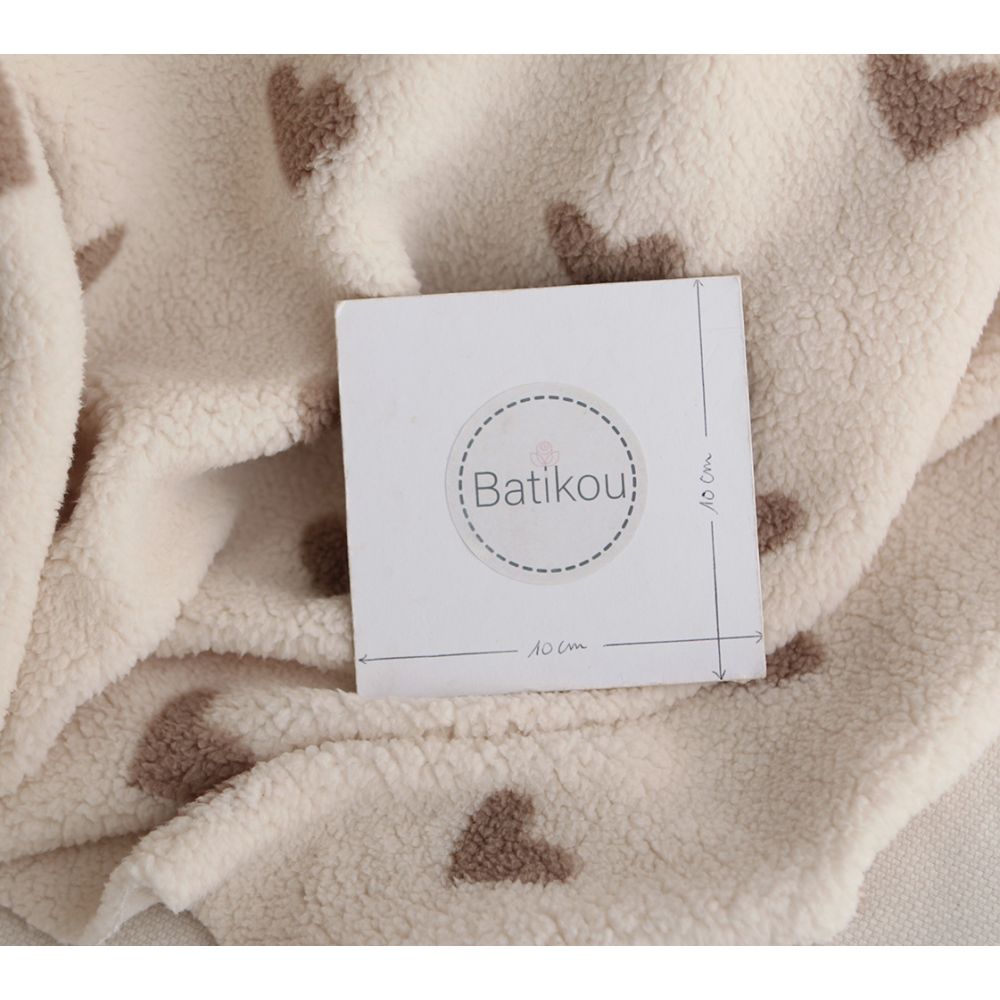 Teddy / moumoute bouclé fond lait motif coeurs