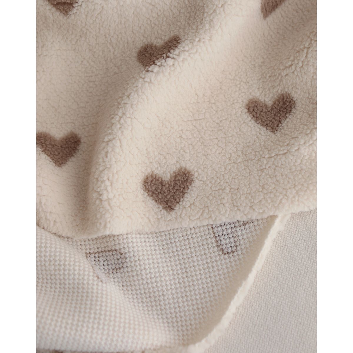 Teddy / moumoute bouclé fond lait motif coeurs Teddy / moumoute bouclé fond lait motif coeurs