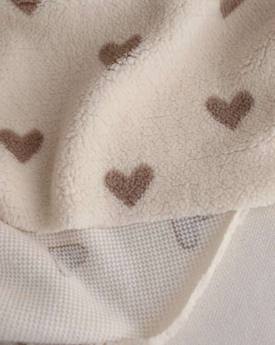 Teddy / moumoute bouclé fond lait motif coeurs
