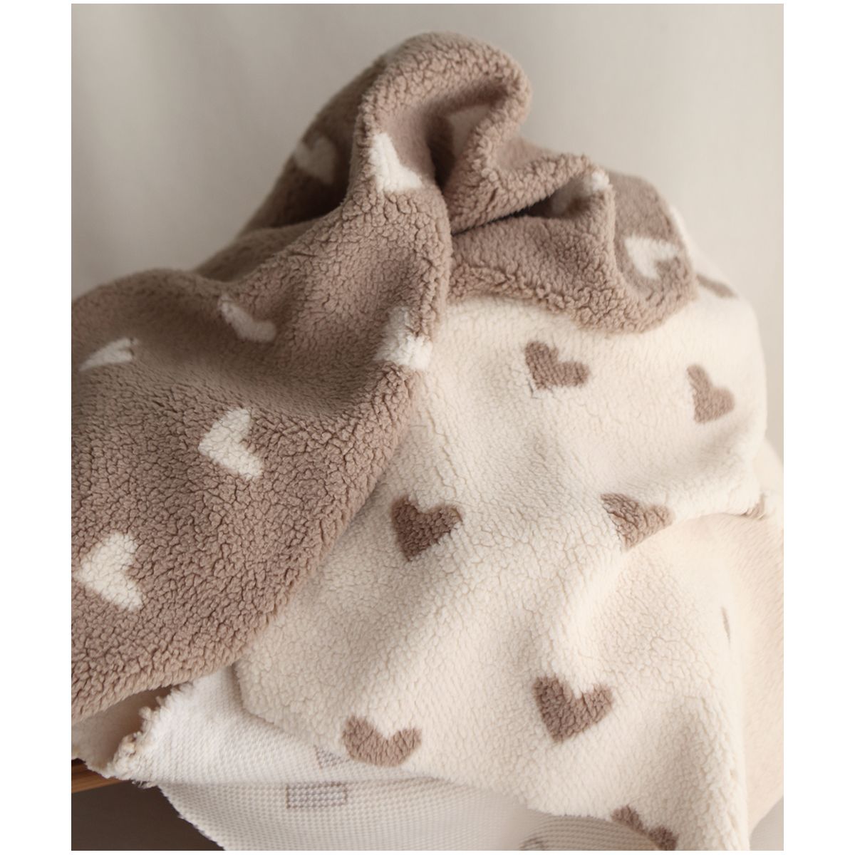 Teddy / moumoute bouclé fond lait motif coeurs Teddy / moumoute bouclé fond lait motif coeurs