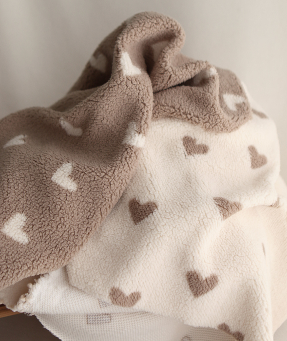 Teddy / moumoute bouclé fond lait motif coeurs