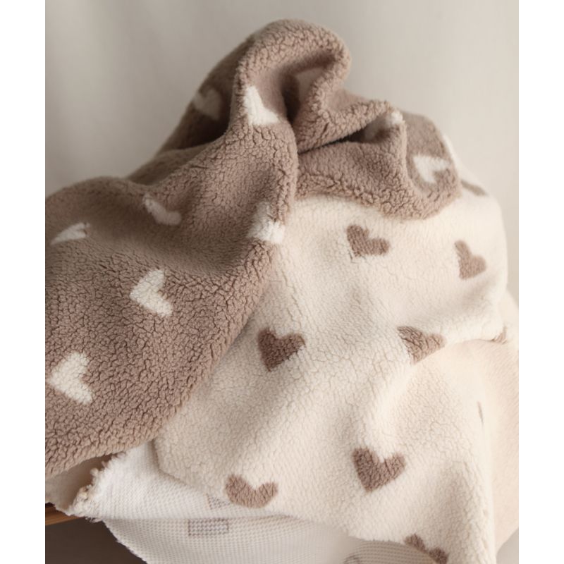 Teddy / moumoute bouclé fond lait motif coeurs