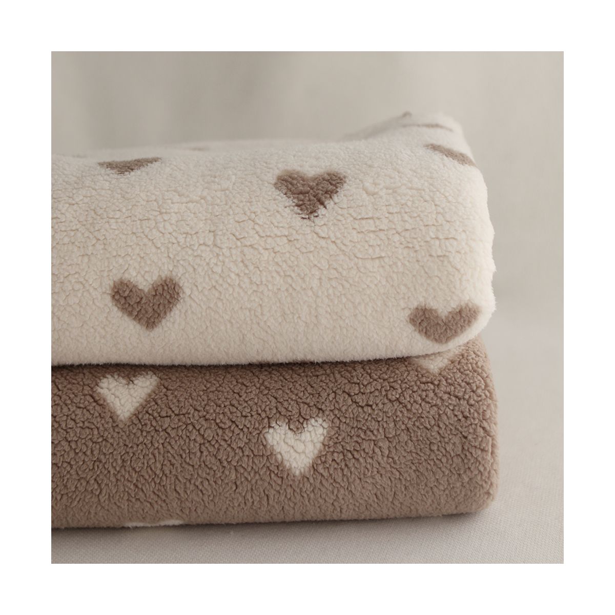 Teddy / moumoute bouclé fond lait motif coeurs Teddy / moumoute bouclé fond lait motif coeurs