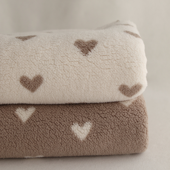 Teddy / moumoute bouclé fond lait motif coeurs